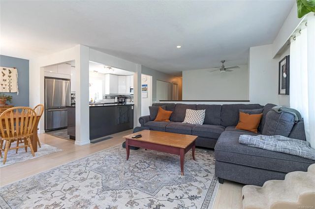 5 of 42 - 1510 Edgemont Rd, Saanich, BC
