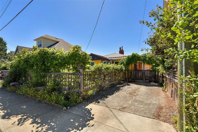 2 of 73 - 2420 Dryfe St, Oak Bay, BC