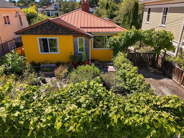 3 of 73 - 2420 Dryfe St, Oak Bay, BC