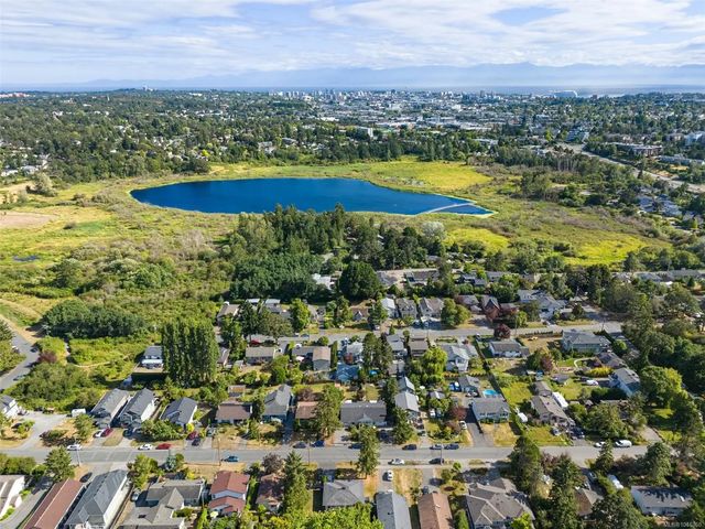 3 of 31 - 855 Sevenoaks Rd, Saanich, BC