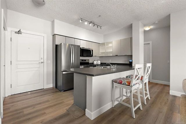 4 of 26 - 870 Short St 419, Saanich, BC