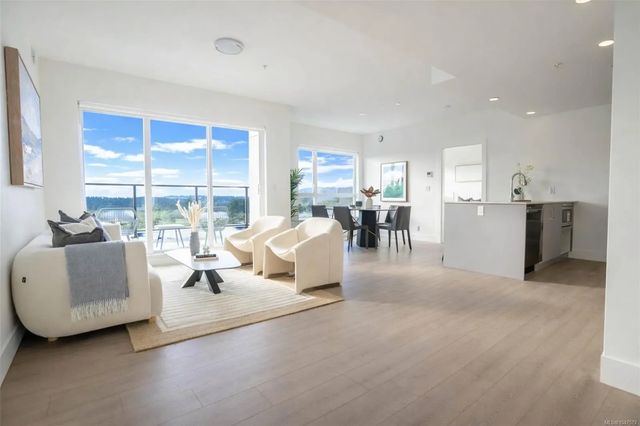 3 of 30 - 258 Helmcken Rd 203, View Royal, BC