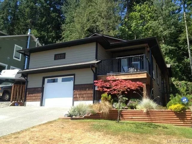 2 of 10 - 7982 Edmund St, Crofton, BC