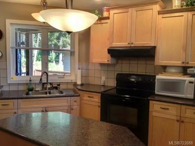 3 of 10 - 7982 Edmund St, Crofton, BC