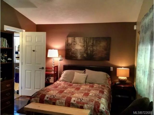 4 of 10 - 7982 Edmund St, Crofton, BC