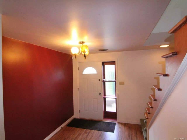 2 of 9 - 8028 Queen St, Crofton, BC