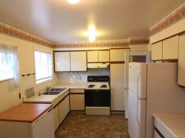 3 of 9 - 8028 Queen St, Crofton, BC