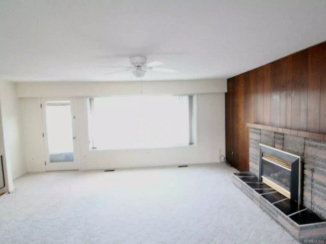 4 of 9 - 8028 Queen St, Crofton, BC