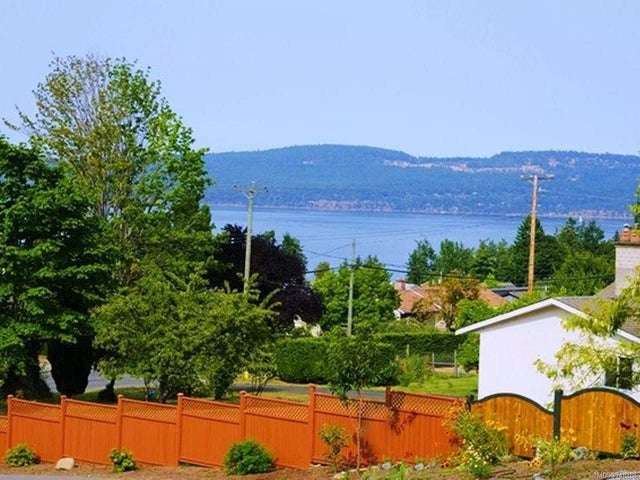 1 of 7 - 1584 Adelaide St 8, Crofton, BC