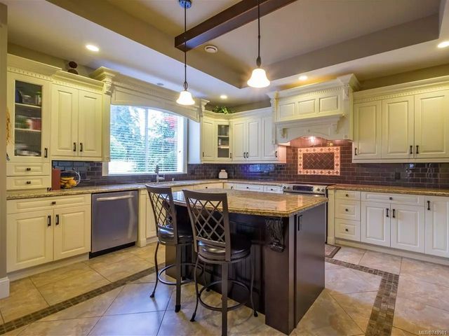 3 of 15 - 2090 Skaha Dr, Nanaimo, BC