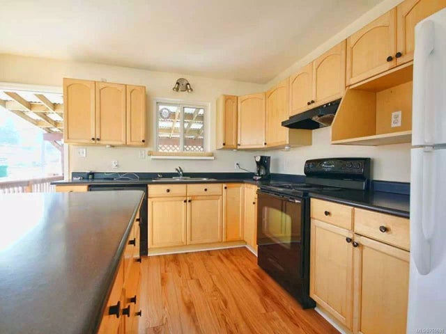 4 of 24 - 8020 Queen St, Crofton, BC