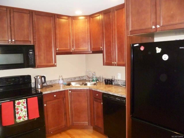 2 of 9 - 8077 Queen St, Crofton, BC