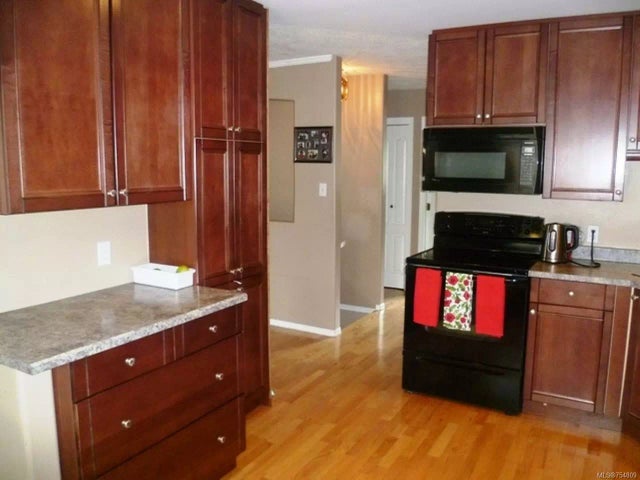 3 of 9 - 8077 Queen St, Crofton, BC