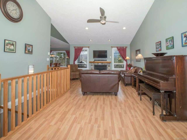 2 of 31 - 1637 Simon Pl, Cowichan Bay, BC