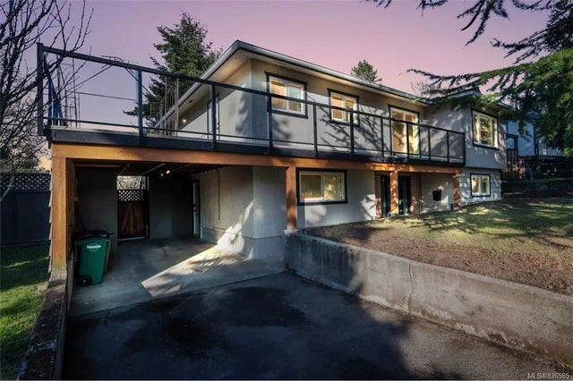 1 of 32 - 1662 Longacre Dr, Saanich, BC