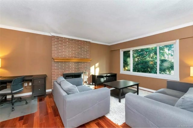 2 of 32 - 1662 Longacre Dr, Saanich, BC