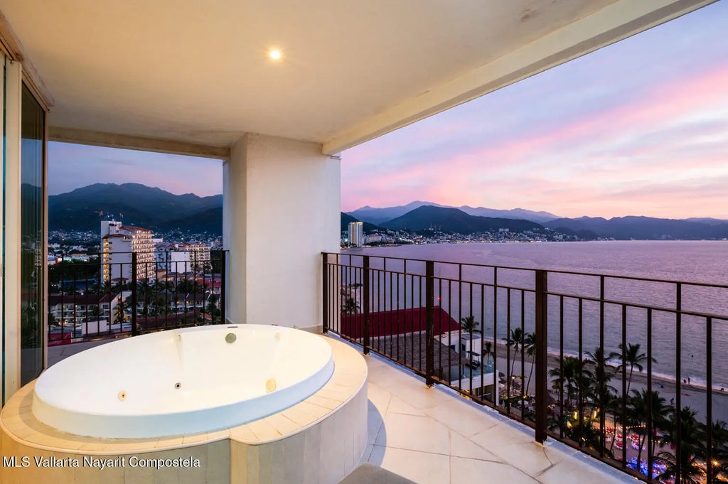 2477 Ave. Francisco Medina Ascencio 1206 Grand Venetian T1 1206, Puerto Vallarta