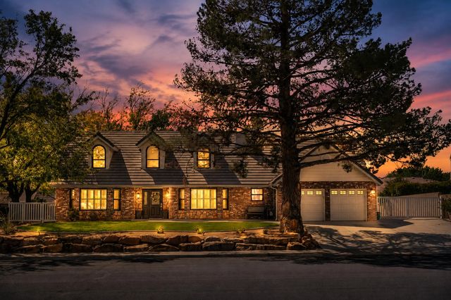 1378 Saint James Ln, St George
