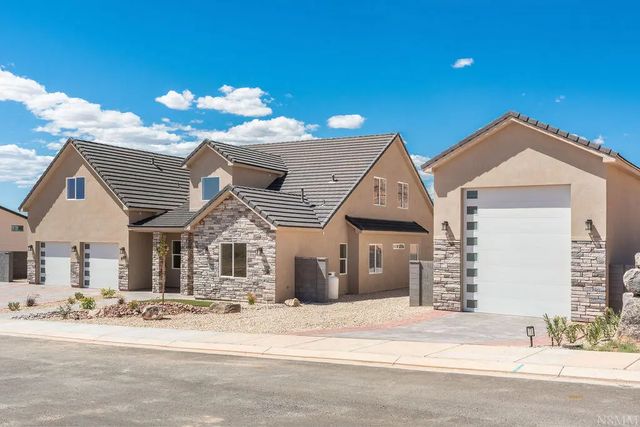 888 W Rock View Dr, Hurricane