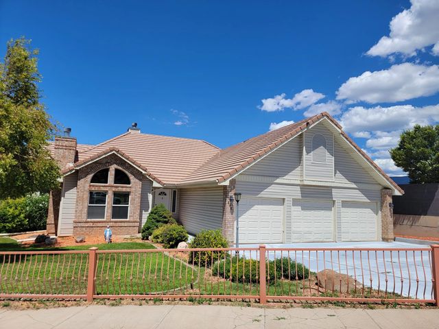 606 W Greens Lake Dr, Cedar City