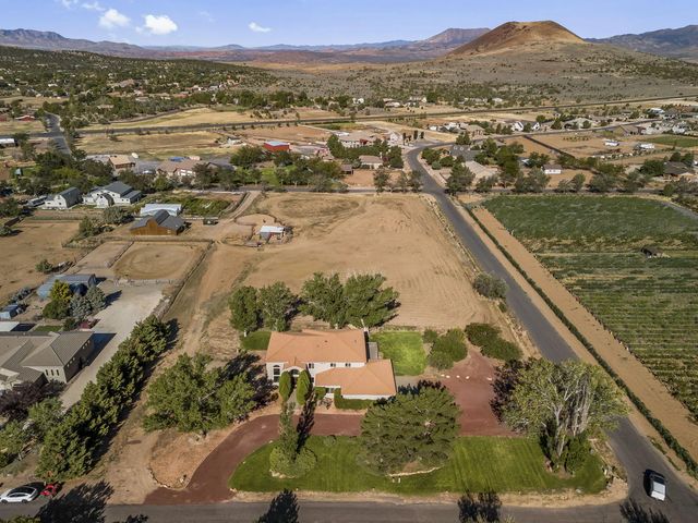 1217 N Horsemans Park Dr, Dammeron Valley
