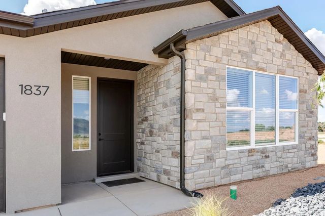 1837 N Sea Eagle St, Cedar City