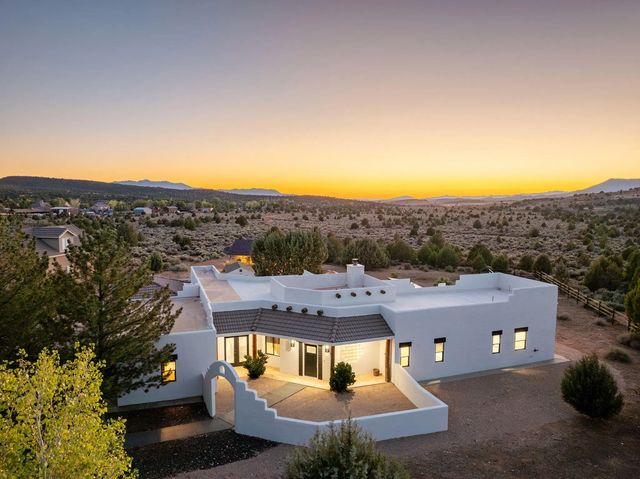 1235 E Carters Pond Rd, Dammeron Valley
