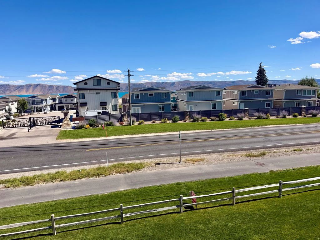 55 W Buttercup Ln 24/23, Garden City