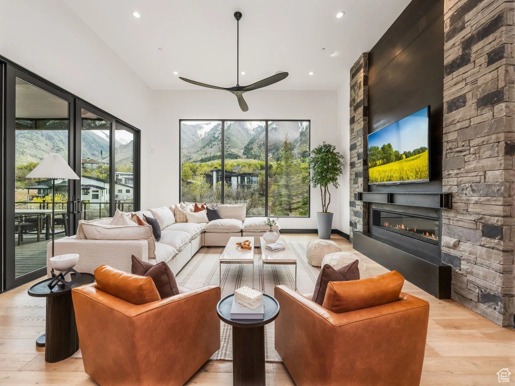 897 S Summit Creek Dr, Woodland Hills