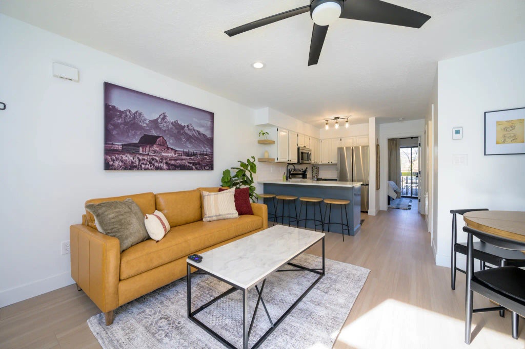 3615 N Wolf Lodge Dr 402, Eden