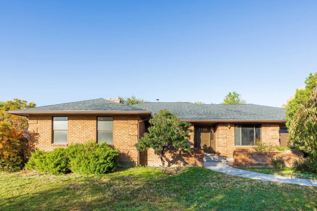 10468 S Featherwood Dr, South Jordan