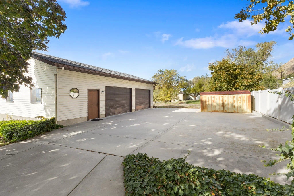 275 E 100 S, Willard