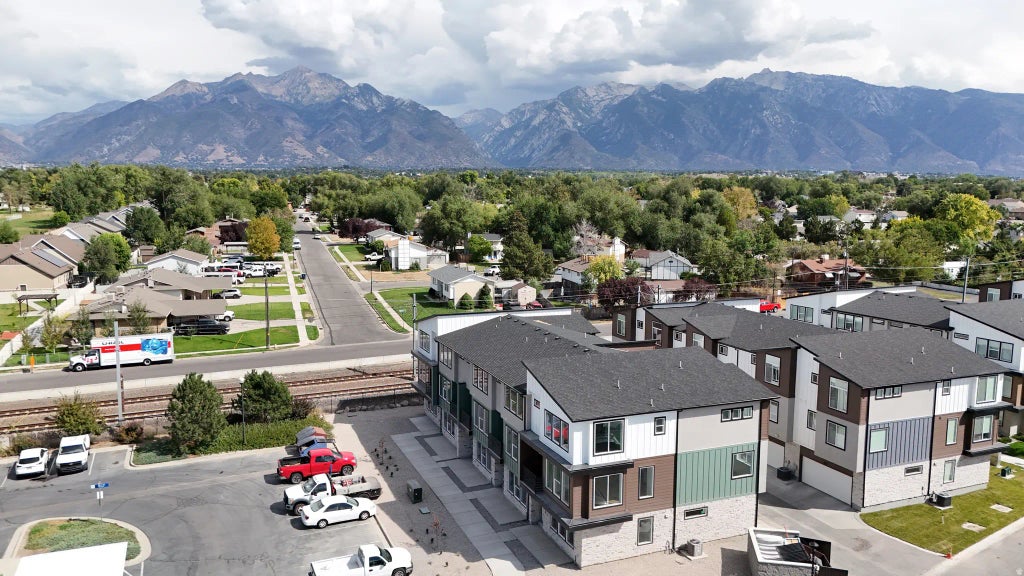 140 Chambord Ct E, Sandy