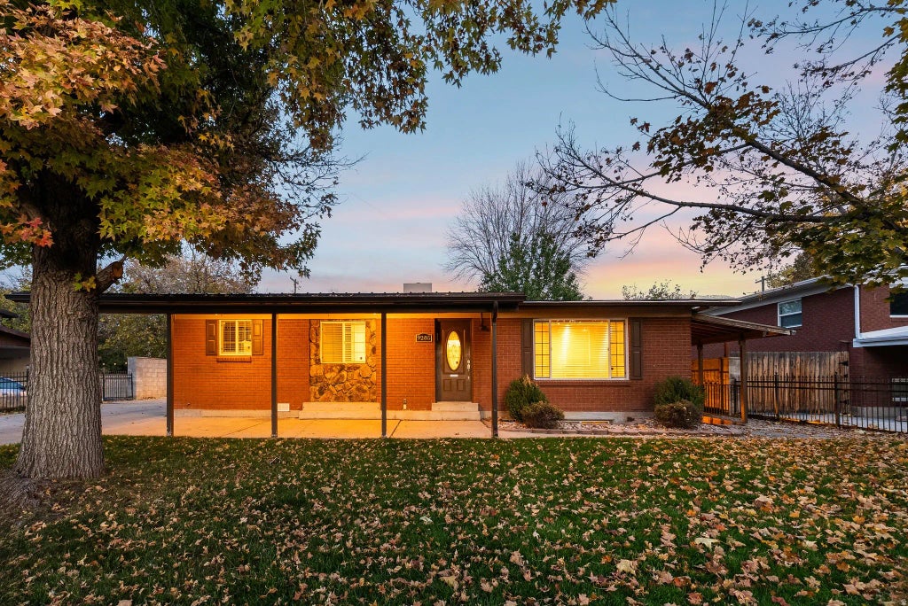 9285 S Sneddon Dr W, Sandy