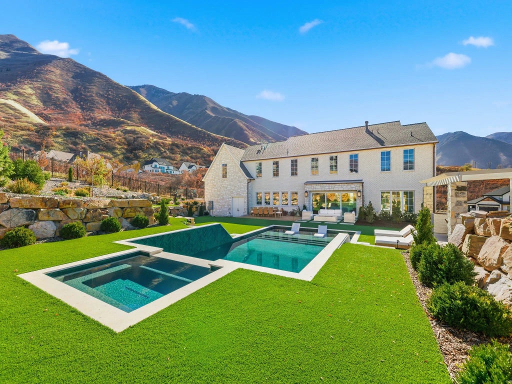 251 E Maple Ridge Dr, Mapleton