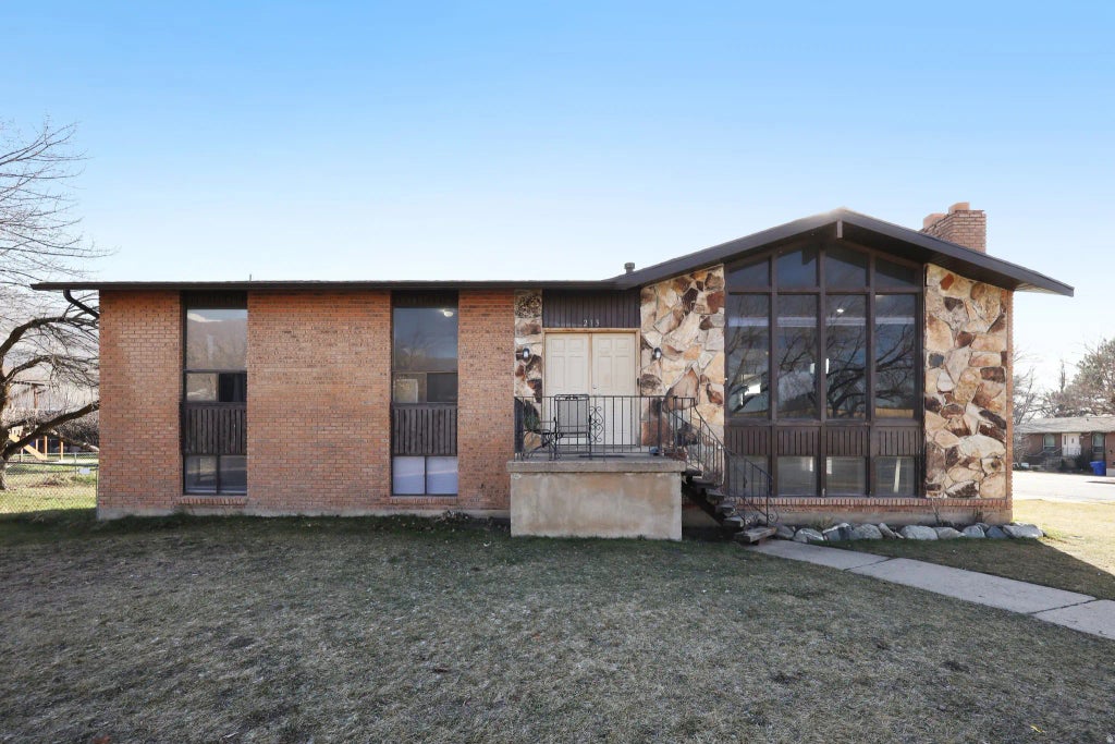 213 S 75 W, Farmington