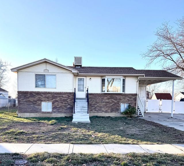 2219 N 2475 W, Clinton