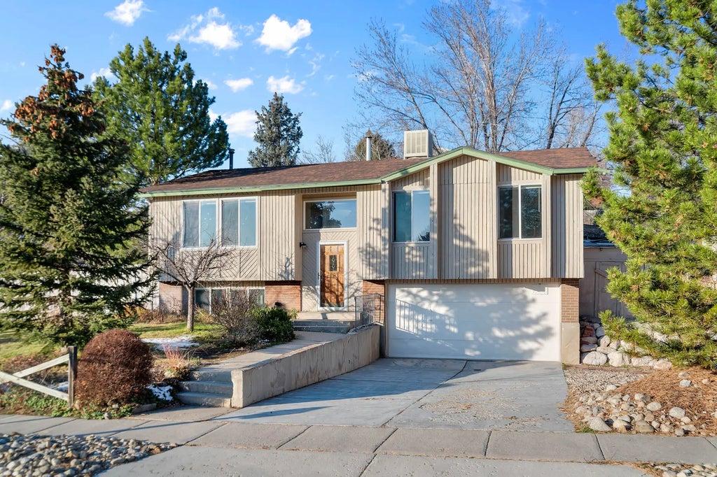 2333 E Cliff Swallow Dr, Sandy