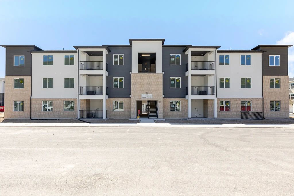 4668 S Olive Ave T204, Mapleton