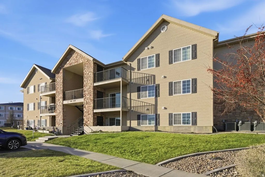 1936 N Crest Rd, Saratoga Springs