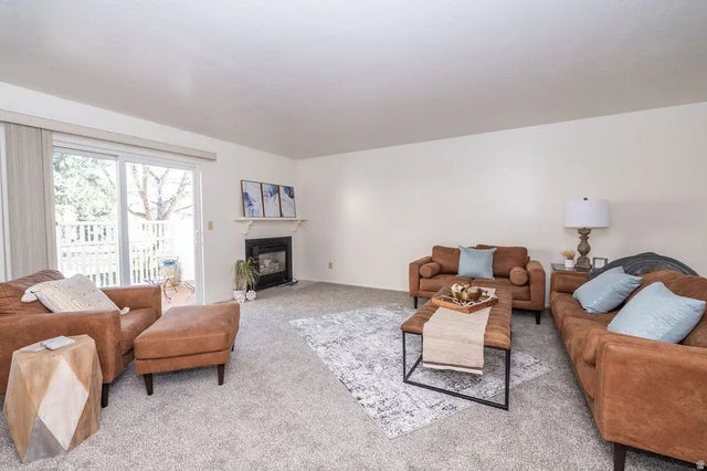 621 E Coachman Way, Riverdale