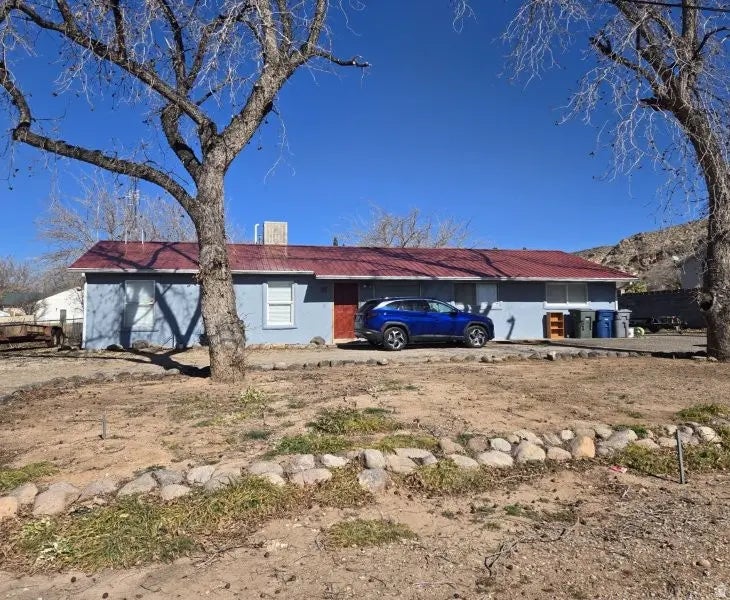 25 E 200 N, La Verkin