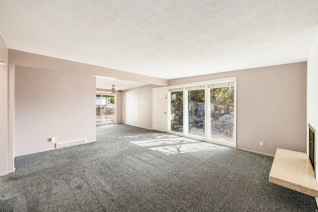 845 E Larkspur Dr, Sandy