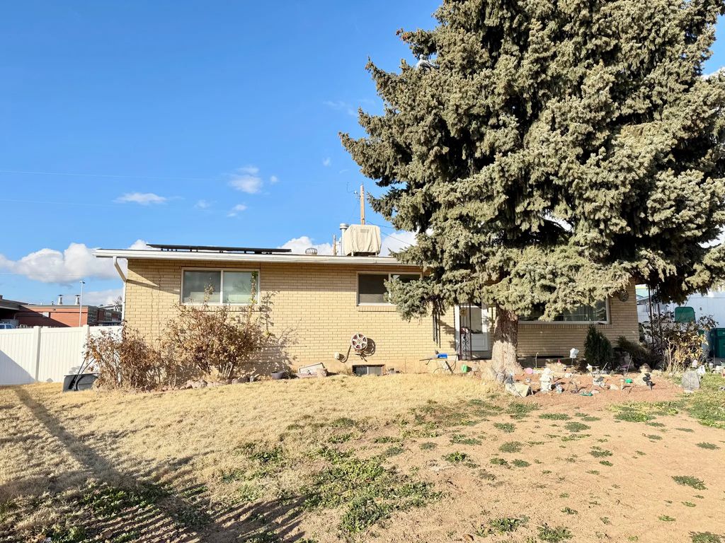 1127 E 1050 S, Clearfield