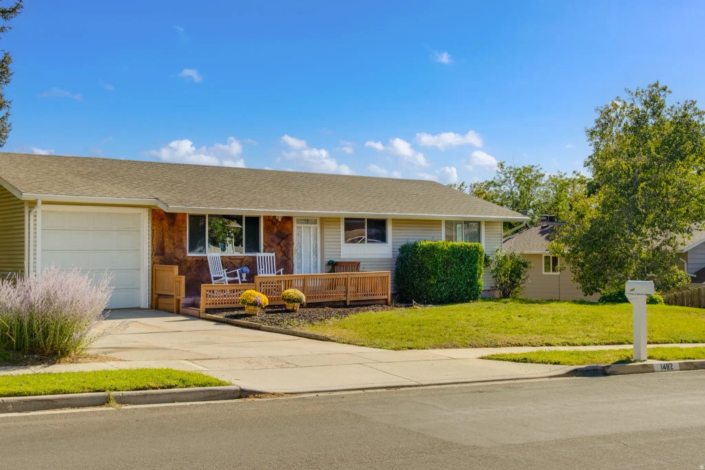 1482 E Waters Ln S, Sandy