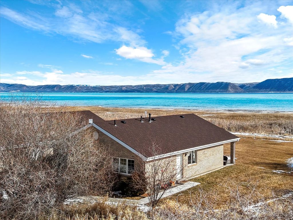 20 S Lakeside Dr, Garden City