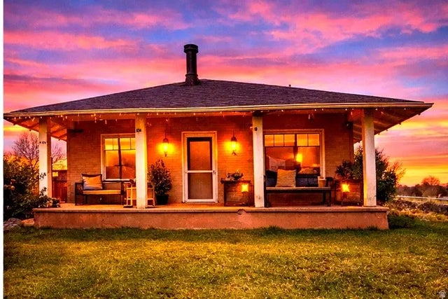 393 W Center St, Springville