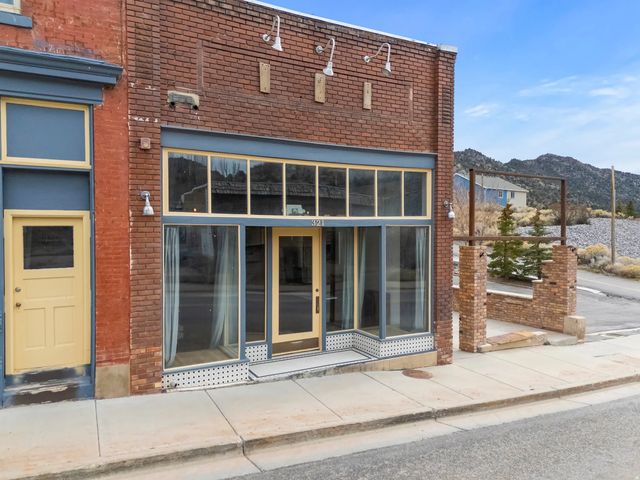 321 W Main St, Eureka