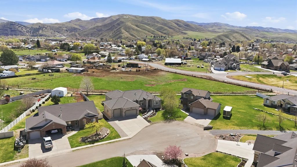 407 W Larkspur Ln, Morgan