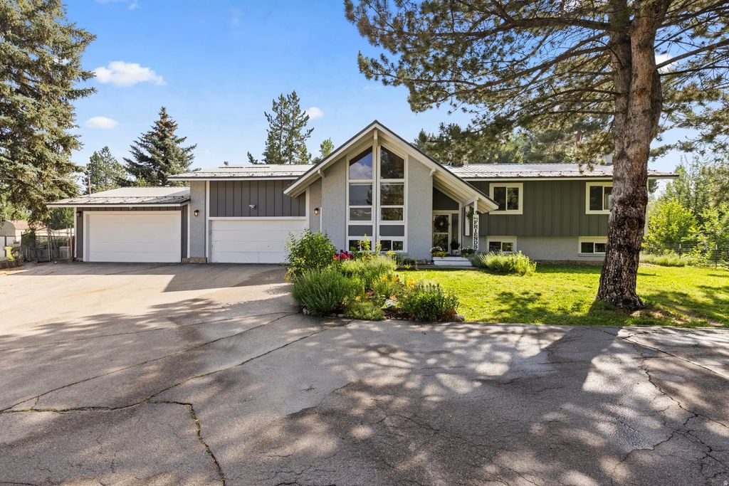 3260 N River Dr E, Eden